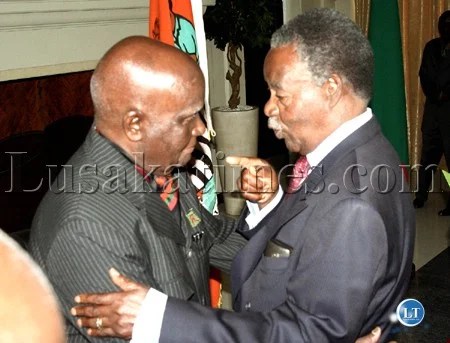 President Michael Sata talks to First Republican President Kenneth (2)