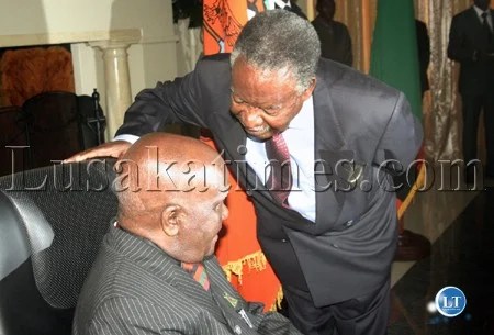 President Michael Sata talks to First Republican President Kenneth (3)